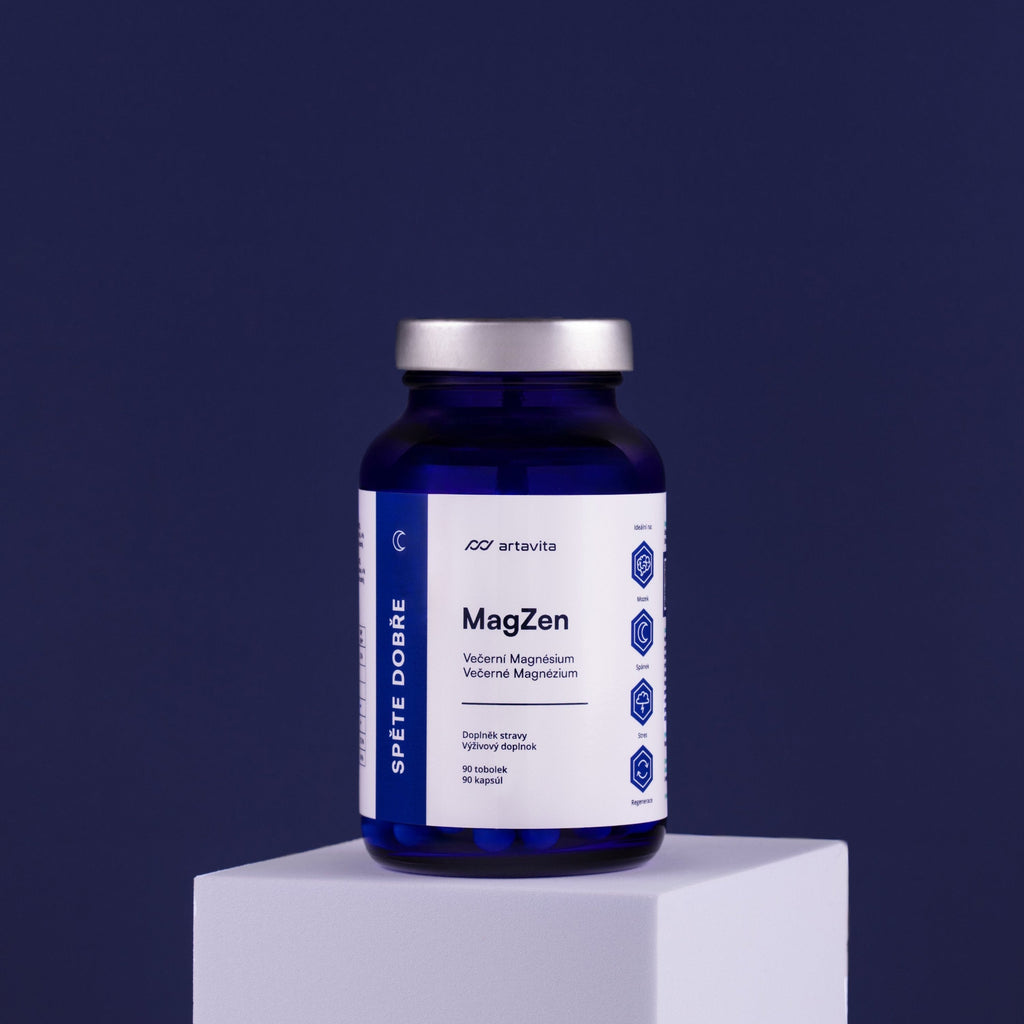 Produkt Magzen na bílém podiu s tmavěmodrým pozadím